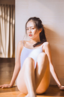 情侣在房间打扑克